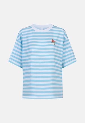 Hellblau-weiß gestreiftes T-Shirt mit kurzen Ärmeln und einer kleinen Wassermelonen-Grafik auf der linken Brust.