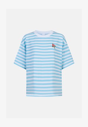 Lichtblauw-wit horizontaal gestreept T-shirt met korte mouwen en een kleine watermeloenafbeelding op de linkerborst.