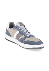 Zapatilla baja de hombre en gris, azul y blanco con cierre de cordones en la parte delantera, suela de goma y etiqueta "Bull Boxer" en la lengüeta.