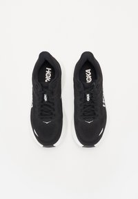 Pantofi sport negri cu un superior din plasă respirabilă, accente albe, guler căptușit și șireturi. Caracteristici o talpă ușoară, căptușită.