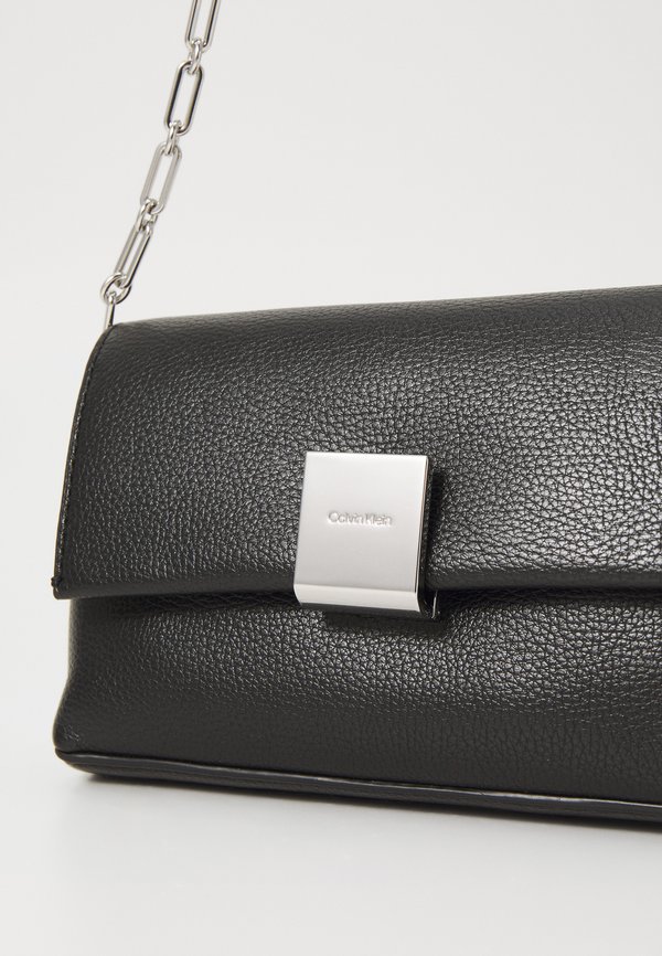 PLAQUE CROSSBODY CHAIN - Cross body bag3