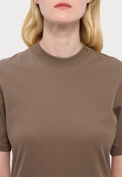 Filippa K MOCK NECK TEE - Camiseta básica - driftwood