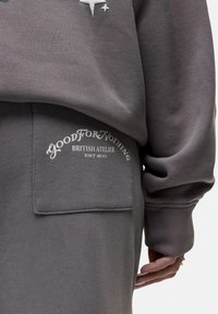 Grijze sweatshirt met een ronde halslijn en lange mouwen, voorzien van een voorzak met een witte grafische en tekstontwerp.