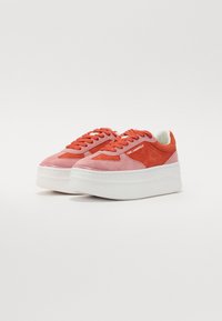 Rosa og røde plattform sneakers med overdel i semsket skinn, teksturerte snøringer og en tykk hvit såle. Har merkevarelogo på siden.