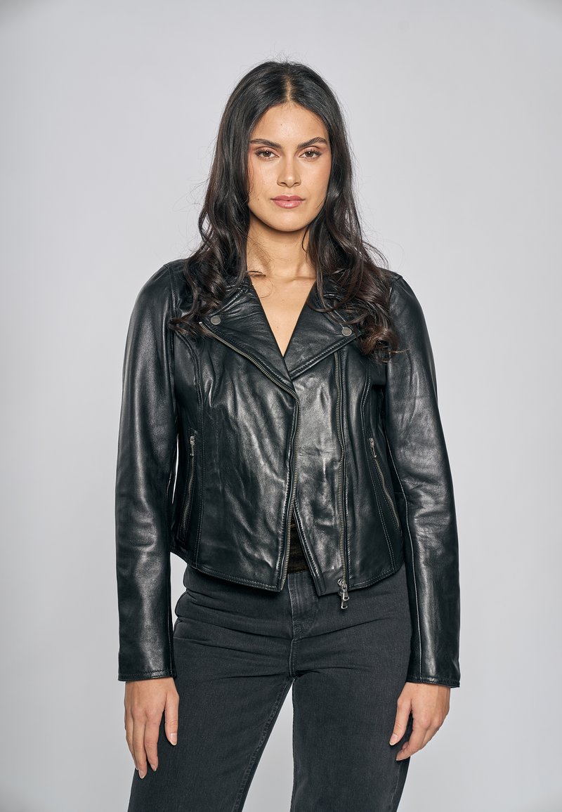 Czarna skórzana kurtka motocyklowa z wyciętym kołnierzem, asymetrycznym zamkiem na froncie i długimi rękawami; gładka faktura z srebrnymi elementami ozdobnymi.