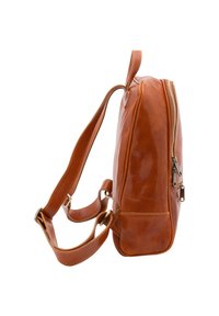Sac à dos en cuir brun avec fermeture éclair, forme plate, lanière réglable et surface texturée. Comprend des éléments en métal et des accents de couture.