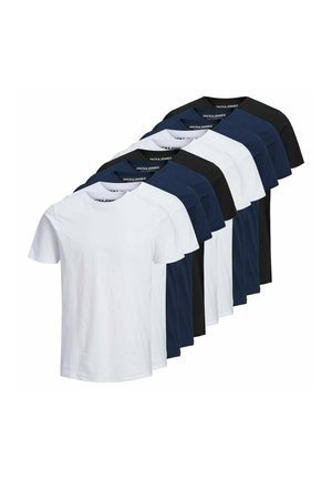 Lähikuva valkoisen pyöreäkauluksisen T-paidan kankaasta ja ompeleista henkilön olkapäällä ja ylävartalolla.