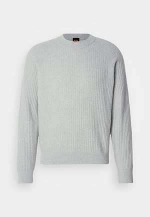 Pull en maille côtelée gris clair avec un col rond et des manches longues, présentant une couleur unie et un motif texturé sur l'ensemble.