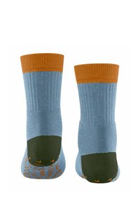 Chaussettes de crew bleues avec un haut côtelé orange, un talon et un orteil verts. Présente un motif orange subtil dans la zone des orteils.