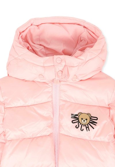 Różowa pikowana kurtka z wysokim kołnierzem i zapięciem na zamek. Posiada logo misia oraz tekst "MOSCHINO" na piersi. Gładki, błyszczący materiał.