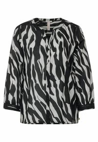 Blusa a righe zebrate bianco e nero, con scollatura rotonda, chiusura con bottoni, maniche a tre quarti e cuciture decorative sulle spalle.