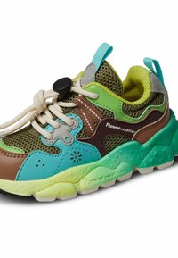 Mnohobarevná sneakerka vyrobená z síťoviny a syntetických materiálů, s kulatou špičkou, texturovanou podrážkou a tkaničkami zajištěnými pomocí otočného zámku.