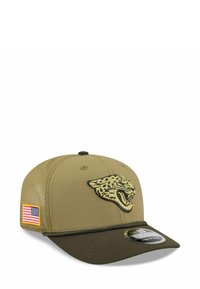 Olivegrüne Kappe mit hochgesticktem Jaguarlogo, Netzseitenpaneelen und einem kleinen amerikanischen Flaggenpatch an der Seite. Flacher Schirm.