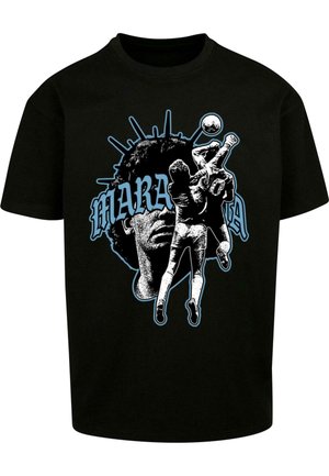 Camiseta de algodón negra con un estampado gráfico de la silueta de un jugador, un rostro estilizado y el texto "MARADONA" en azul.