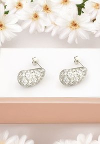 Silver studs med en texturerad, pebblig design, prydda med små klara ädelstenar arrangerade i ett kors och tvärs-mönster.