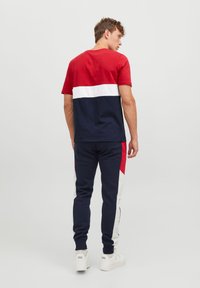 Jack & Jones JJEREID BLOCKING TEE - T-Shirt print - tango red