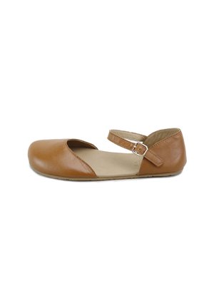 Zapato plano de cuero marrón con punta cerrada, lados abiertos y una correa ajustable en el tobillo con hebilla plateada.