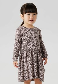 Robe à manches longues en tissu doux, présentant une base rose avec un imprimé léopard noir, une jupe évasée, un col rond et une taille froncée.