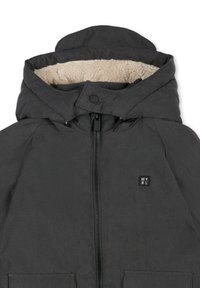Giacca grigio scuro con cappuccio, foderata in sherpa crema, con zip frontale, bottoni a pressione e due tasche anteriori. Etichetta logo nera sul petto.