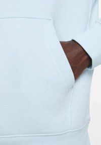 Felpa azzurro chiaro con tasca frontale. Il tessuto appare morbido e dalla texture piacevole. Presenta polsini aderenti e una tasca a marsupio sul davanti.