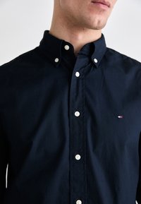 Tommy Hilfiger CORE FLEX SOLID SHIRT - Skjorter - desert sky