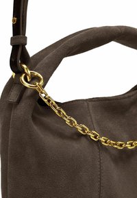 Borsa a tracolla in pelle scamosciata marrone con parte superiore curva, dettaglio catena dorata e cinturino in pelle. Presenta una texture morbida e accessori metallici per l'attacco.