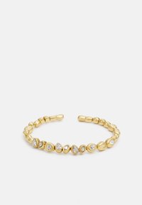 Bracciale d'oro con un design textured, arricchito da gemme trasparenti di forma rotonda e a goccia equidistanti lungo la banda. Stile cuff aperta.