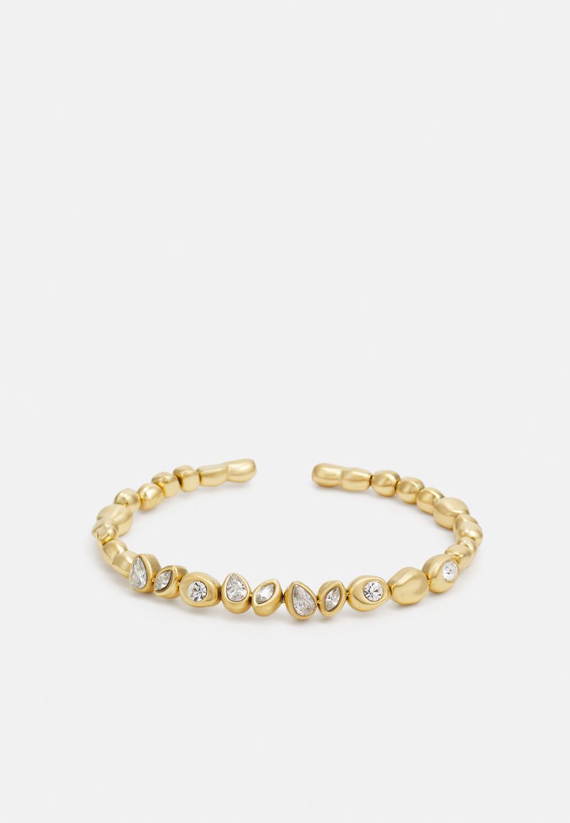 Bracciale d'oro con un design textured, arricchito da gemme trasparenti di forma rotonda e a goccia equidistanti lungo la banda. Stile cuff aperta.