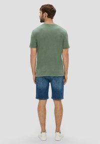 s.Oliver MIT GARMENT DYE - T-shirt print - tannengrün