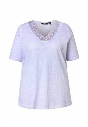 Světle fialová krátká košile s krátkými rukávy a výstřihem do V lemovaným krajkou kolem krku, vyrobená z měkké, texturované látky.