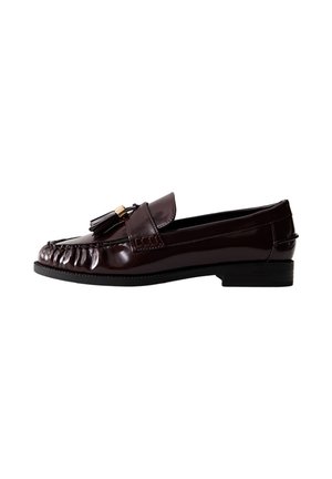 Mocassino in pelle patinata bordeaux con tacco basso, caratterizzato da un design plissettato e dettagli con pon pon sulla vamp. Texture liscia, forma classica.