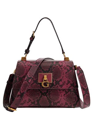 Handtas met donkerroze en zwarte slangenhuidprint, gouden hardware, verstelbare schouderriem en Guess-logo op de voorflap.