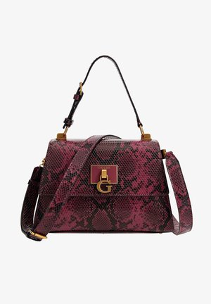 Sac à main à motif peau de serpent rose foncé et noir, ferrures dorées, bandoulière réglable et logo Guess sur le rabat avant.