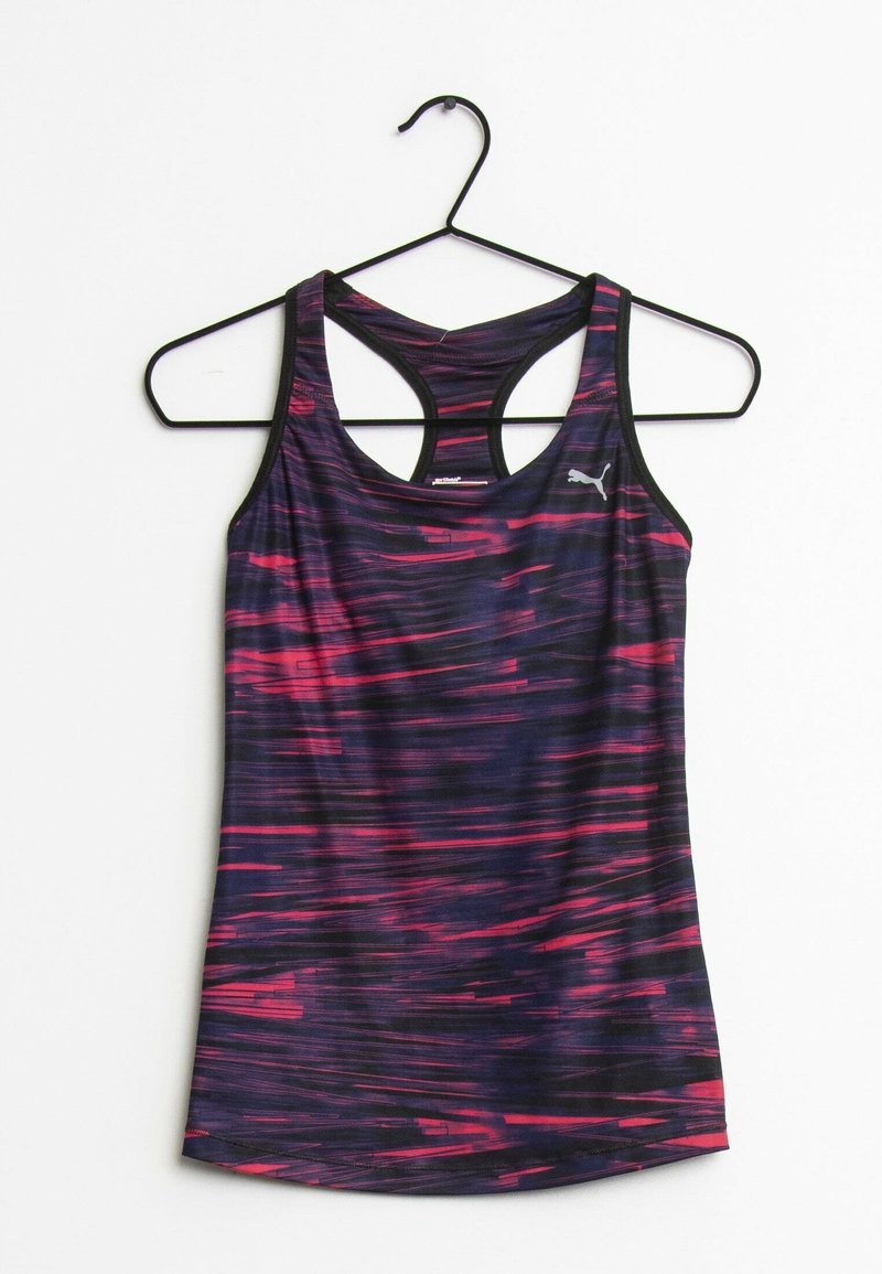 Débardeur de sport Puma sans manches avec un motif abstrait de stries horizontales rouges et noires, suspendu sur un cintre noir sur fond blanc.