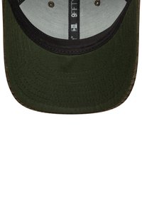 Cappello verde scuro con visiera piatta, dotato di un rivestimento interno nero e di un'etichetta testuale. Il tessuto esterno ha una texture liscia e dettagli di cucitura.