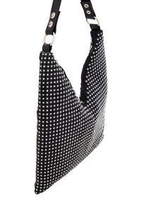 Borsa nera con borchie argento, caratterizzata da una forma triangolare e tracolla regolabile. Superficie texturizzata con chiusura a zip.