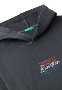 Tmavě šedá mikina s kapucí s multikolorovým nápisem "Power Benetton of Life" na hrudi a zelenou nášivkou "United Colors of Benetton" uvnitř kapuce.