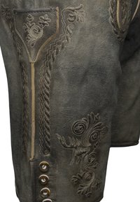 Pantalones cortos tradicionales de cuero marrón oscuro con un detallado bordado floral y cuatro botones decorativos en la costura lateral.
