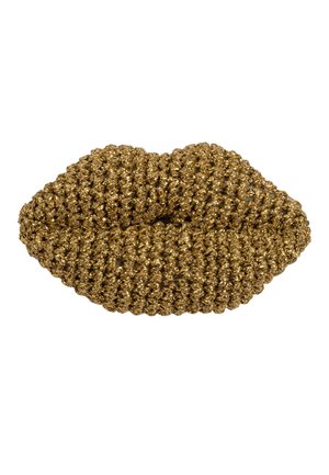 Złoto-tonowana, szydełkowana torebka w kształcie ust z detalicznym przeszyciem, małym otworem pośrodku do zamknięcia, umieszczona na białym tle.