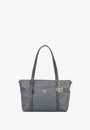 Borsa tote grigia realizzata in materiale sintetico testurizzato; presenta due manici, una tasca frontale con zip e un charm con il logo sul lato.