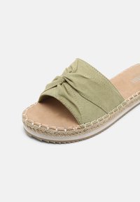 Bullboxer Mules - sage