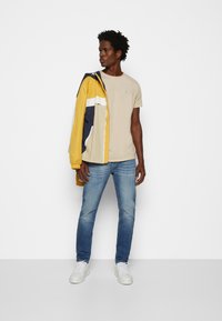 Tommy Jeans SLIM JASPE CREW NECK - Basic póló - savannah sand