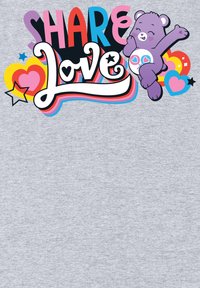 Tela gris con el texto colorido "COMPARTE AMOR" en diferentes fuentes, acompañado de un personaje de oso púrpura y corazones y estrellas vibrantes.