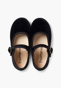 Černé sametové baleríny Mary Jane s kulatou špičkou, elastickým páskem a zlatým detailním přezkovým zapínáním. Béžová stélka obsahuje potištěné logo.