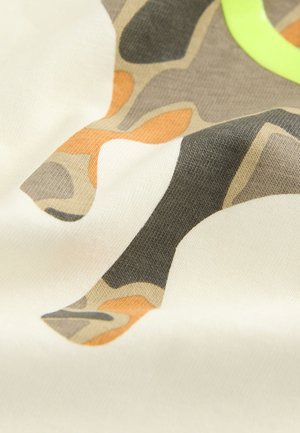 Baumwoll-T-Shirt mit Tarnmuster in Beige, Grün und Orange, mit glatter Textur und leicht umgeschlagenem Saum.