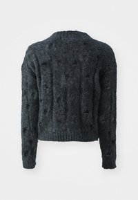 Pull gris foncé tricoté avec manches longues, motif texturé et petits trous partout, vu de dos sur fond blanc.