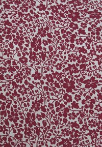 Motif floral bordeaux dense avec diverses petites fleurs et feuilles sur un fond gris clair.