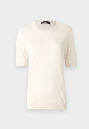 Kremowy, krótki sweter z krótkim rękawem, z okrągłym dekoltem, prążkowanymi ściągaczami na rękawach i brzegu, prezentowany na jednolitym szarym tle.