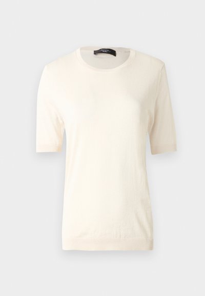 Κοντομάνικο πλεκτό τοπ σε κρεμ χρώμα με στρογγυλή λαιμόκοψη, ριμπ μανσέτες και τελείωμα, εμφανίζεται σε γκρι απλό φόντο.