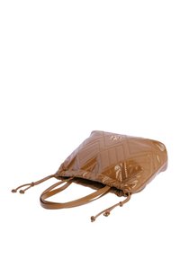 Bolso de cuero ecológico marrón acolchado con cierre de cuerda y doble asa. Presenta un acento de logo en la parte frontal y una textura suave.